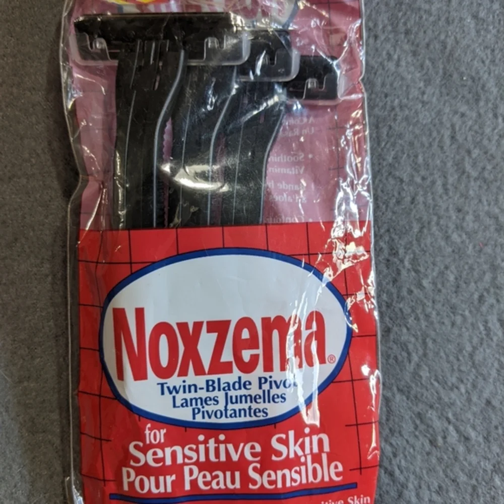 NEW twin blade disposable razors Bic select Noxzema 24 total‎